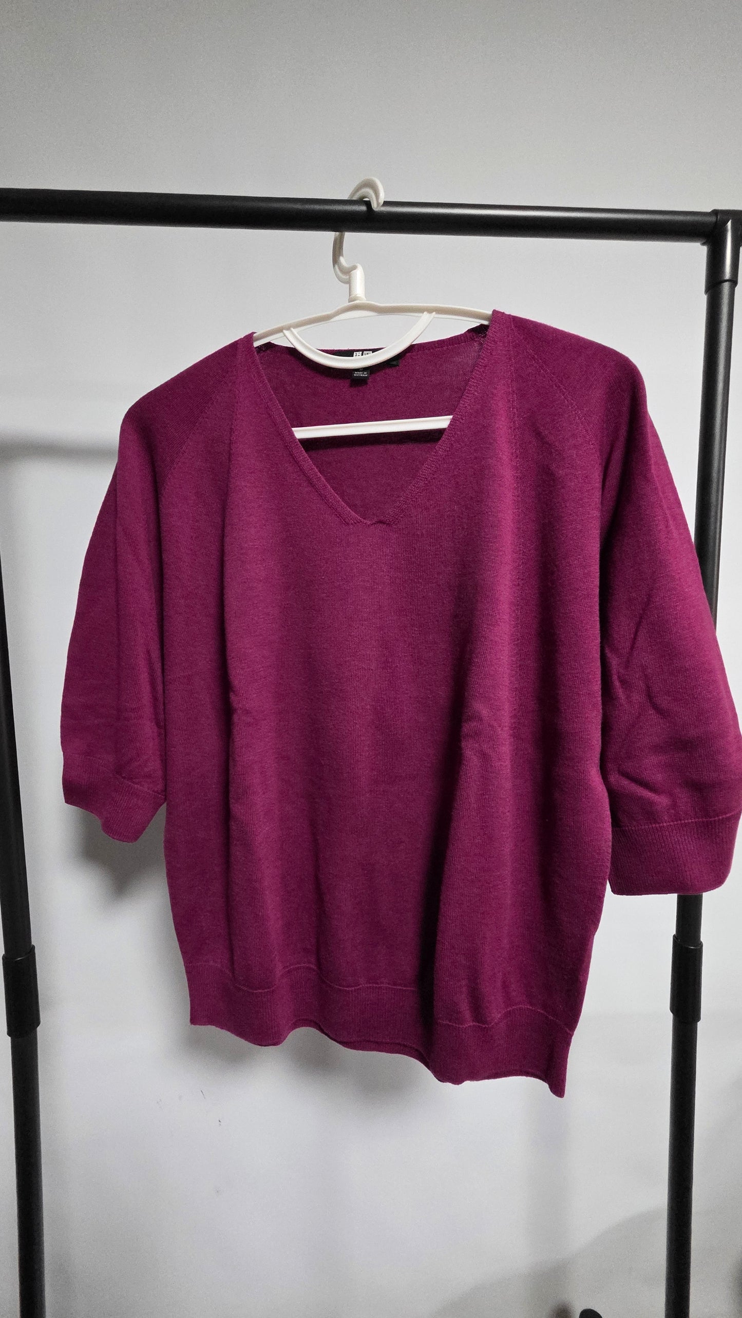 Pre-loved Uniqlo 3D Knit V Neck Dolman 3/4 Sleeve Sweater